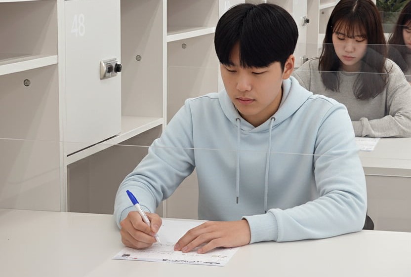 영어단어 시험보는 사진